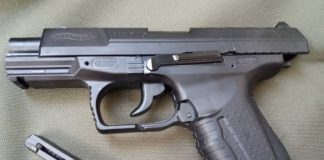 Șofer prins cu pistolul în mașină