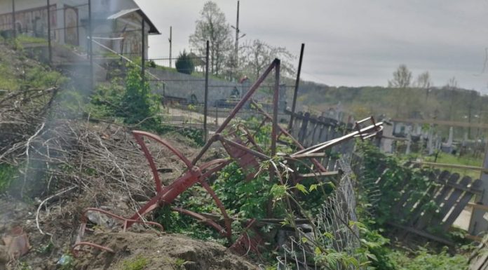 Toboganele din Vladimir au ajuns la fier vechi, după ce au ruginit, timp de zece ani, în curtea primăriei!