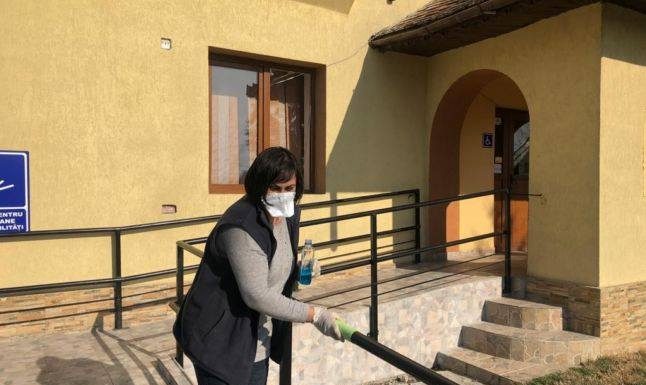 Firma viceprimarului de Godinești, cu un singur angajat, a făcut dezinfecții de 75.000 de lei la Primăria Drăguțești