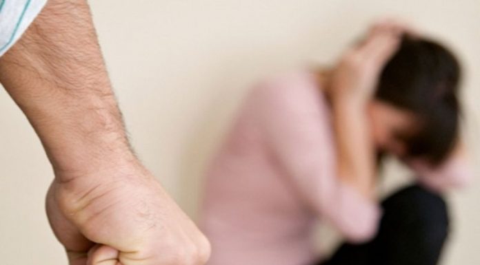 Tânăr din Rovinari, cercetat după ce și-a bătut iubita