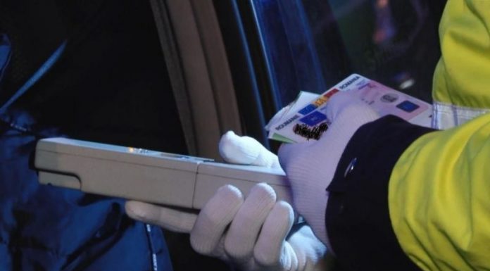 Doi șoferi, prinși la volan sub influența băuturilor alcoolice