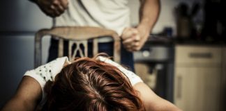 Bărbat acuzat că și-a lovit fiica, la beție