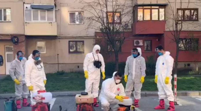 Primarii trec de la spălarea străzilor la dezinfectarea scărilor de bloc