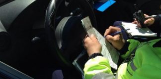 Tânăr cu permisul suspendat, prins la volan