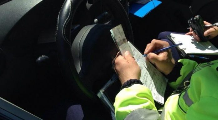 Tânăr cu permisul suspendat, prins la volan