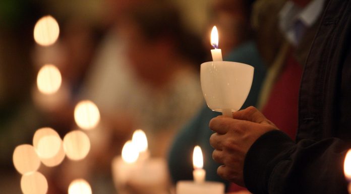 Lumina Sfântă, adusă de la Ierusalim sâmbătă seară