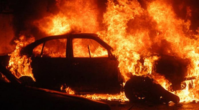 Mașină incendiată, în Mătăsari