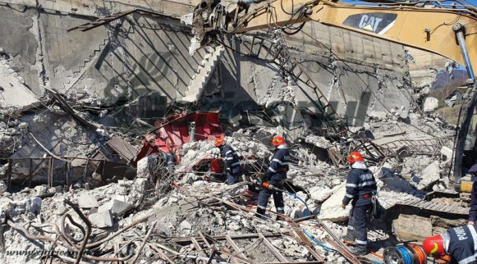 Muncitori prinși sub un turn de 60 de metri prăbușit la fosta mină Uricani!