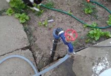 Apă raționalizată la Scoarța! Ar fi suficientă, dacă nu ar fi folosită la udat grădinile!