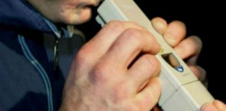 Șofer beat, prins de polițiști, în Târgu-Cărbunești