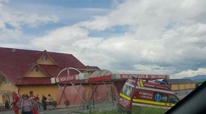 Ambulanță SMURD, implicată într-o tamponare la Bălești