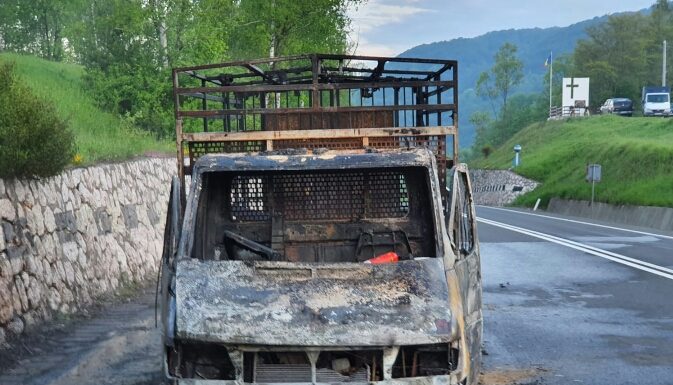 FOTO: Camionetă în flăcări, pe un drum naţional