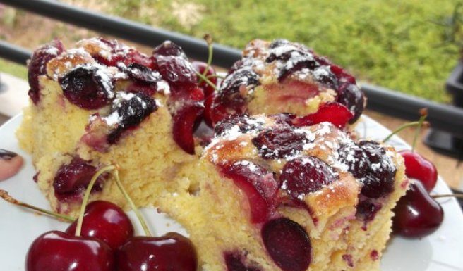 Rețeta săptămânii – Prăjitură pufoasă cu cireșe
