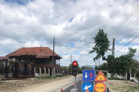 Se lucrează la reabilitarea unui nou tronson din DJ 672E