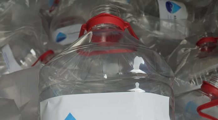 Aparegio distribuie mâine recipiente cu apă îmbuteliată