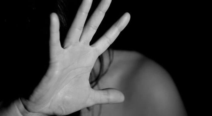 Bătută de soțul gelos