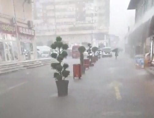 VIDEO: Cum se manifestă codul portocaliu la Târgu-Jiu: Plouă cu găleata, tună și fulgeră și pe alocuri dă grindină