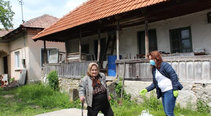 FOTO: Pachete din partea ADER pentru 45 de vârstnici din Târgu-Cărbunești