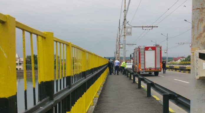 FOTO/VIDEO: S-a aruncat în Jiu! Intervin pompierii