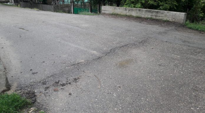 Case fisurate în satul Plopu! Drumul sătesc, distrus de traficul spre șantierul BRUA Hurezani!