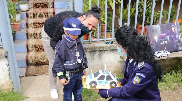VIDEO: Surpriza uriaşă pe care poliţiştii din Gorj i-au făcut-o unui băiat de cinci ani