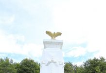 Coroană de flori, depusă de polițiști la monumentul lui Mihai Viteazul, de la Schela