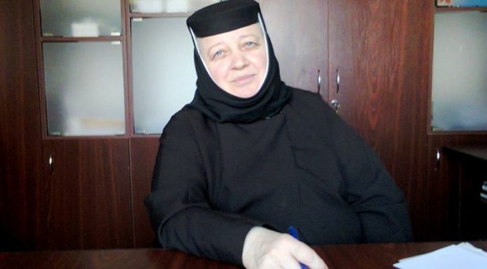Educaţia…şi Lecţia de viaţă – Dialog cu Preacuvioasa Maica Stareţă MARINA GLIGOR Stavrofora, la slujba Sfintei Liturghii din altarul de vară de la Mănăstirea «SFÂNTA TREIME», Strâmba-Jiu! – ,,Ceea ce lăsăm urmaşilor este semnul inconfundabil al trecerii noastre prin această lume”!