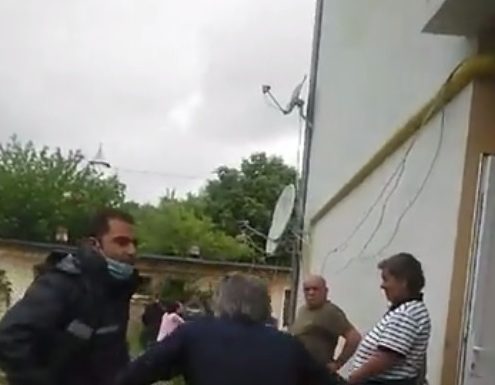 VIDEO: Parterul unui bloc de locuințe sociale, lăsat fără canalizare timp de câteva zile! Șapte familii din Țicleni, disperate