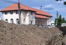 Groapă, gaură, lipsă, pauză în fața Primăriei Vladimir și a postului de poliție din comună!