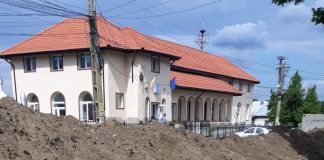 Groapă, gaură, lipsă, pauză în fața Primăriei Vladimir și a postului de poliție din comună!