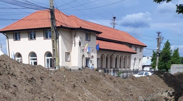 Groapă, gaură, lipsă, pauză în fața Primăriei Vladimir și a postului de poliție din comună!