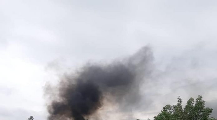 A pus pe foc cauciucuri uzate. Amendă!