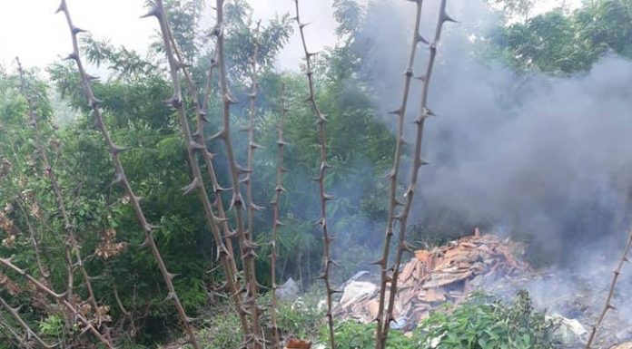 A pus pe foc cauciucuri uzate. Amendă!