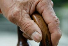 Reținut la 72 de ani, după ce a mers acasă să o împace pe soția lui