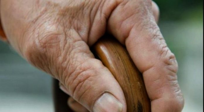 Bătrân amenințat cu moartea de propriul fiu