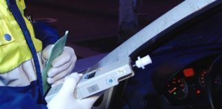 Șofer beat, prins în timp ce conducea o mașină neînmatriculată