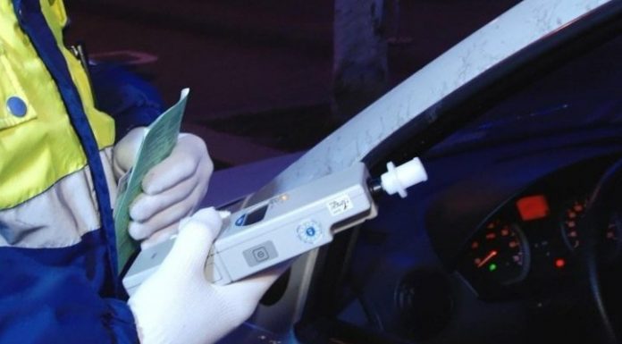 Șofer beat, prins în timp ce conducea o mașină neînmatriculată