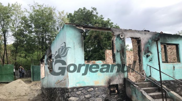 Casă distrusă în incendiu, reconstruită cu ajutorul donațiilor sătenilor