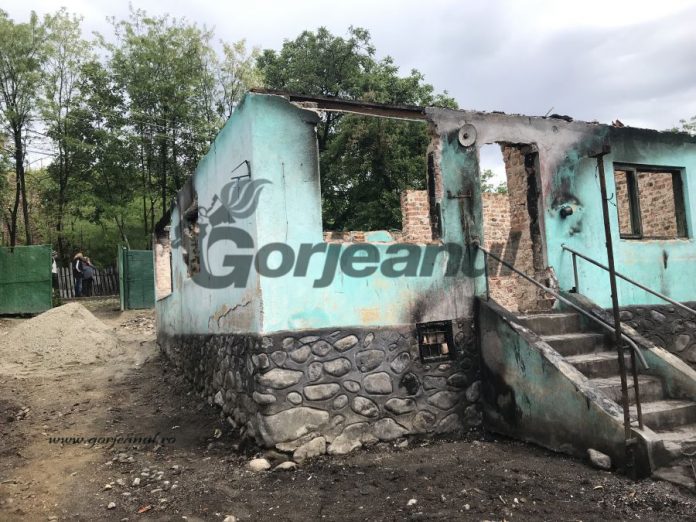 casa distrusa de incendiu