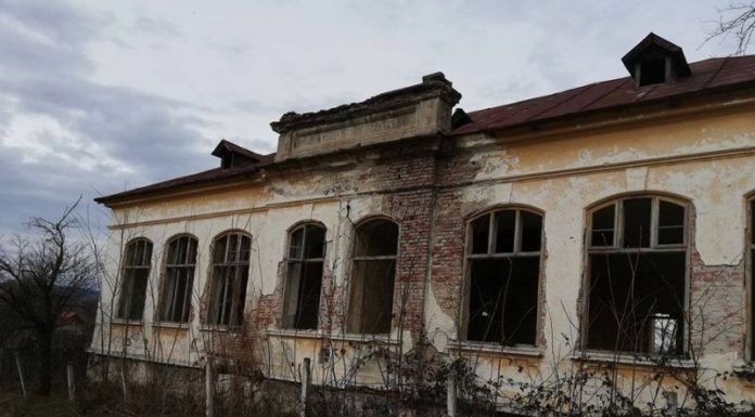 O fostă grădiniță din Gorj va deveni centru pentru bătrâni. Clădirea este o ruină!