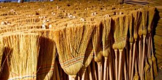 CE Oltenia cumpără mături de 9.000 de lei