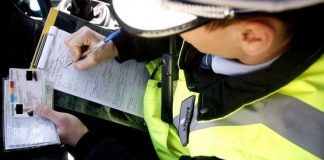 Tânăr fără permis, prins în timp ce conducea o mașină cu număr fals de înmatriculare