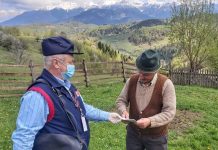 Poștașii distribuie materiale de informare legate de coronavirus