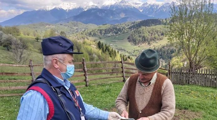 Poștașii distribuie materiale de informare legate de coronavirus