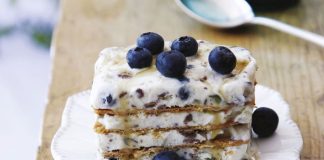 Rețeta săptămânii – Prăjitură cu ciocolată albă şi afine