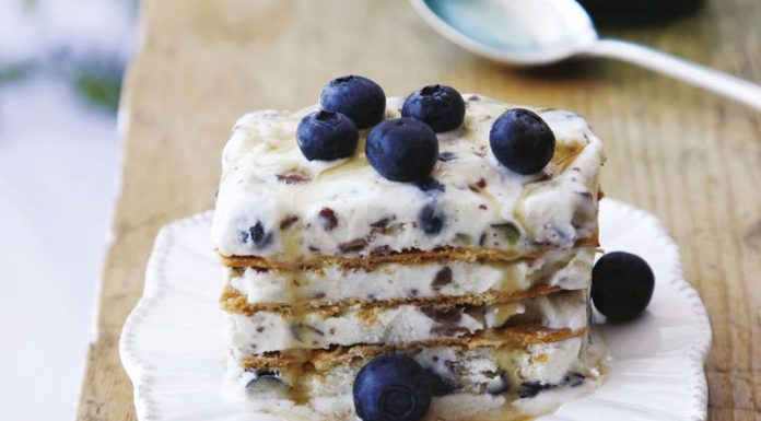 Rețeta săptămânii – Prăjitură cu ciocolată albă şi afine