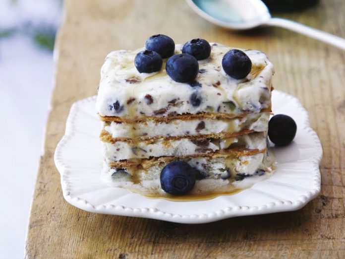 prajitura-cu-ciocolata-alba-si-afine