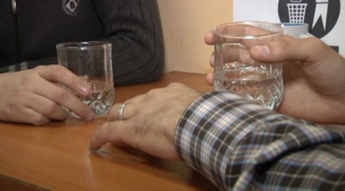 Băgat în spital de prietenii de pahar