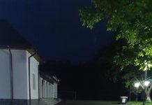 Poarta Căminului Cultural din Brădiceni a căzut peste o femeie! Victima a salvat un copil