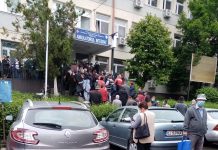 Foto: Asistentă suspectă de COVID, la Policlinica Târgu-Jiu! Coadă de peste 100 de pacienți, în fața unității
